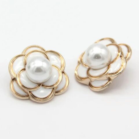 6 white floral pearl-and-metal buttons, ideal for coats, sweaters, and sewing projects