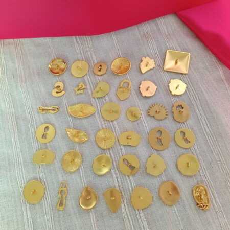 10 vintage-style gold decorative buttons, suitable for various garments and craft projects