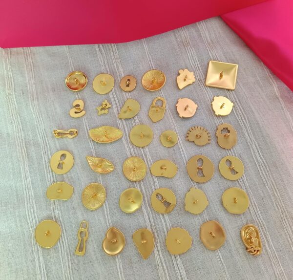 10 vintage-style gold decorative buttons, suitable for various garments and craft projects